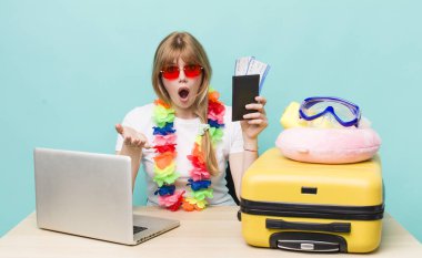 Kızıl saçlı güzel kadın. Yaz tatili konsepti