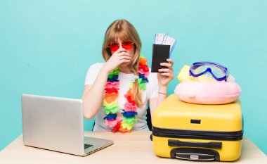 Kızıl saçlı güzel kadın. Yaz tatili konsepti