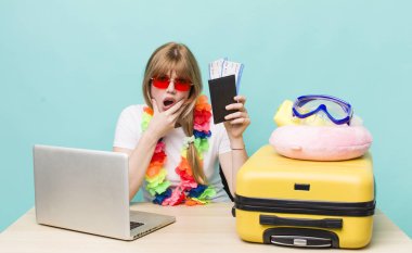 Kızıl saçlı güzel kadın. Yaz tatili konsepti