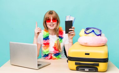 Kızıl saçlı güzel kadın. Yaz tatili konsepti