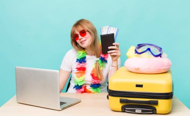 Kızıl saçlı güzel kadın. Yaz tatili konsepti