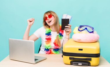 Kızıl saçlı güzel kadın. Yaz tatili konsepti