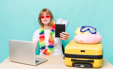 Kızıl saçlı güzel kadın. Yaz tatili konsepti