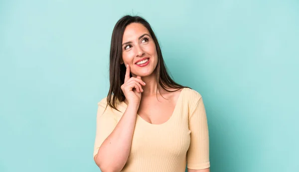 Jong Volwassen Mooi Vrouw Glimlachen Gelukkig Dagdromen Twijfelen Kijken Naar — Stockfoto