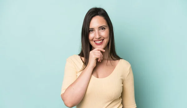 Jong Volwassen Mooi Vrouw Kijken Gelukkig Glimlachen Met Hand Kin — Stockfoto