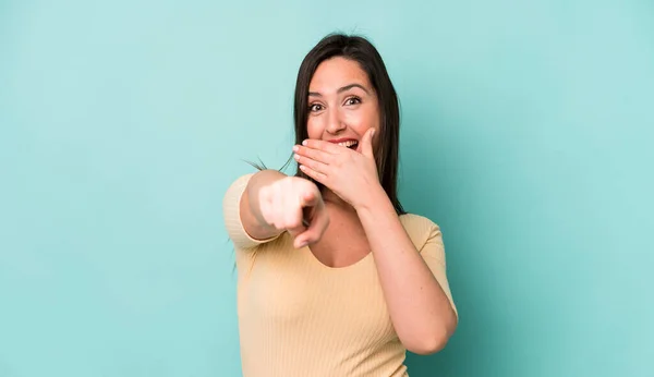 Young Adult Pretty Woman Laughing You Pointing Camera Making Fun — Stock Photo, Image