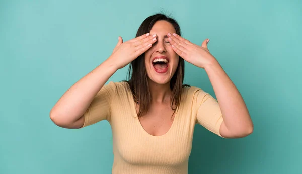 Giovane Donna Bella Adulta Sorridente Felice Coprendo Gli Occhi Con — Foto Stock