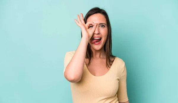 Joven Adulto Bonita Mujer Sonriendo Felizmente Con Cara Divertida Bromeando —  Fotos de Stock