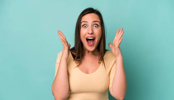 Jovem Mulher Bonita Adulto Sentindo Feliz Animado Surpreso Chocado Sorrindo — Fotografia de Stock