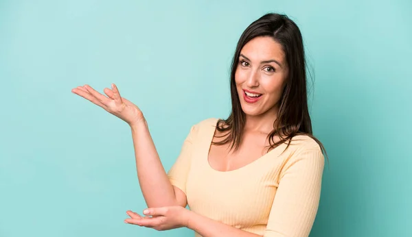 Jong Volwassen Mooi Vrouw Glimlachen Trots Zelfverzekerd Zich Gelukkig Tevreden — Stockfoto