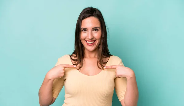 Jong Volwassene Mooi Vrouw Gevoel Gelukkig Verrast Trots Wijzend Naar — Stockfoto