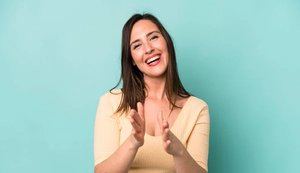 Jong Volwassen Mooie Vrouw Voelt Zich Gelukkig Succesvol Glimlachen Klappen — Stockfoto