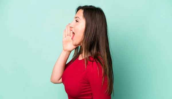 Young Adult Pretty Woman Profile View Looking Happy Excited Shouting — Stockfoto