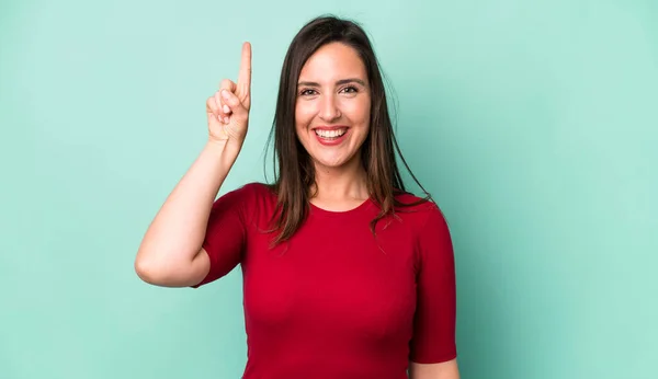 Jovem Mulher Bonita Adulto Sorrindo Alegre Feliz Apontando Para Cima — Fotografia de Stock