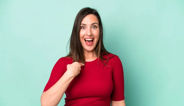 Jovem Mulher Bonita Adulto Olhando Feliz Orgulhoso Surpreso Alegremente Apontando — Fotografia de Stock