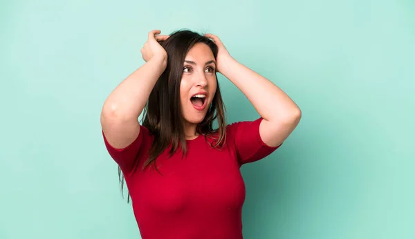 Jong Volwassen Mooi Vrouw Met Open Mond Kijken Geschokt Geschokt — Stockfoto