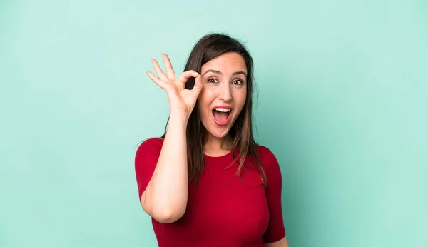 Jovem Adulto Bonita Mulher Sentindo Bem Sucedido Satisfeito Sorrindo Com — Fotografia de Stock