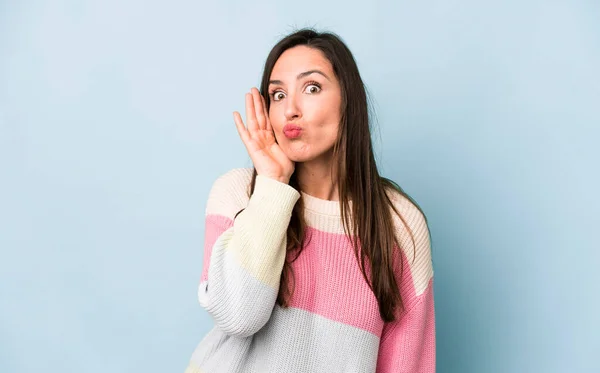 Giovane Adulta Bella Donna Sensazione Scioccato Stupito Tenendo Faccia Faccia — Foto Stock