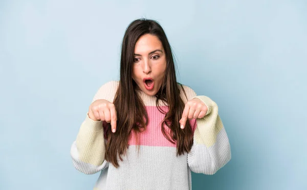 Jong Volwassen Mooie Vrouw Voelen Geschokt Open Mond Verbaasd Kijken — Stockfoto