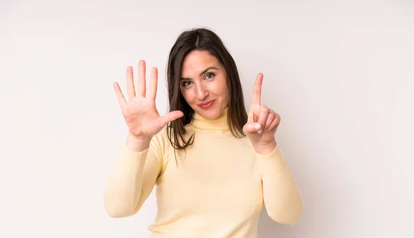 Junge Erwachsene Hübsche Frau Lächelt Und Sieht Freundlich Aus Zeigt — Stockfoto