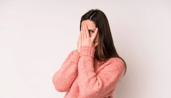 여성은 두려워 하거나 당황하고 반쯤가린 염탐하거나 — 스톡 사진