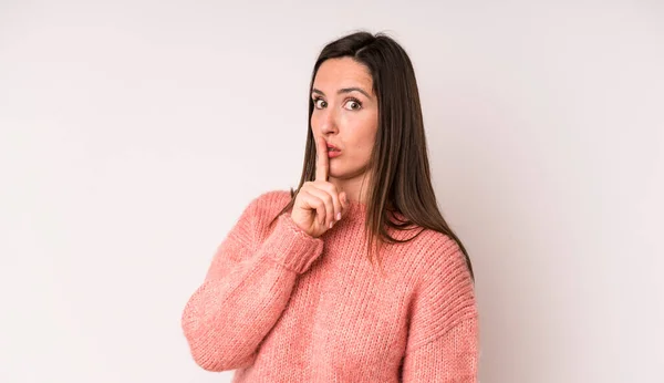 Jovem Mulher Bonita Adulto Pedindo Silêncio Sossego Gesticulando Com Dedo — Fotografia de Stock