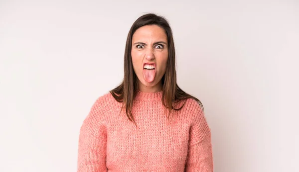 Joven Adulta Bonita Mujer Sintiéndose Disgustada Irritada Sacando Lengua Detestando — Foto de Stock