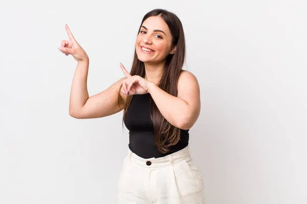 Jovem Mulher Bonita Sentindo Alegre Surpreso Sorrindo Com Uma Expressão — Fotografia de Stock