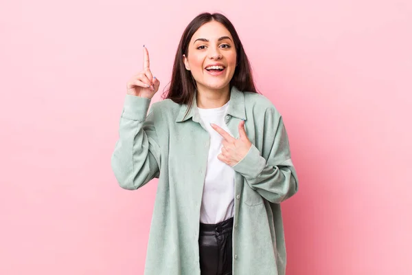 Jovem Bonita Mulher Sentindo Orgulhoso Surpreso Apontando Para Auto Confiança — Fotografia de Stock