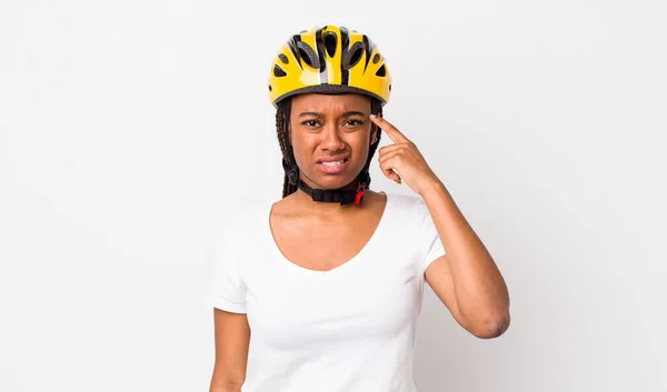 Pretty Afro Woman Braids Bike Helmet — Zdjęcie stockowe