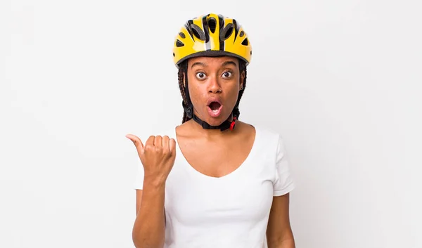 Красива Афро Жінка Косами Велосипедним Шоломом — стокове фото