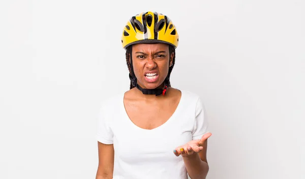 Pretty Afro Woman Braids Bike Helmet — Zdjęcie stockowe