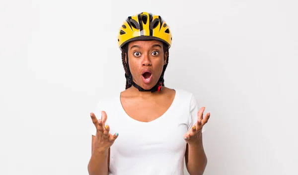 Pretty Afro Woman Braids Bike Helmet — Zdjęcie stockowe