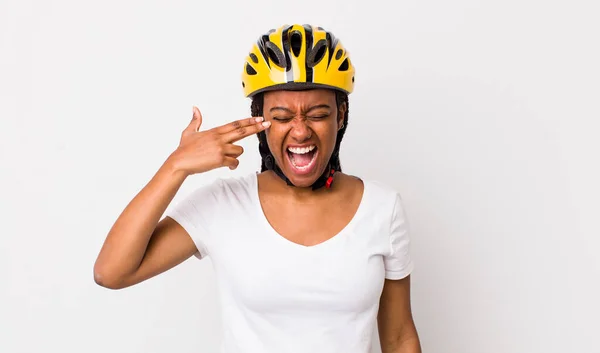 Pretty Afro Woman Braids Bike Helmet — Zdjęcie stockowe