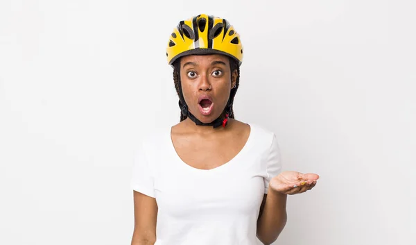 Pretty Afro Woman Braids Bike Helmet — Zdjęcie stockowe