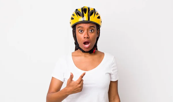 Pretty Afro Woman Braids Bike Helmet — Zdjęcie stockowe