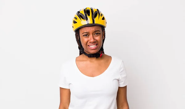 Pretty Afro Woman Braids Bike Helmet — Stockfoto