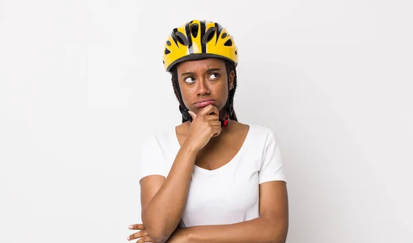 Pretty Afro Woman Braids Bike Helmet — Zdjęcie stockowe