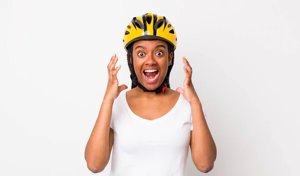 Όμορφη Afro Γυναίκα Πλεξούδες Κράνος Ποδηλάτου — Φωτογραφία Αρχείου