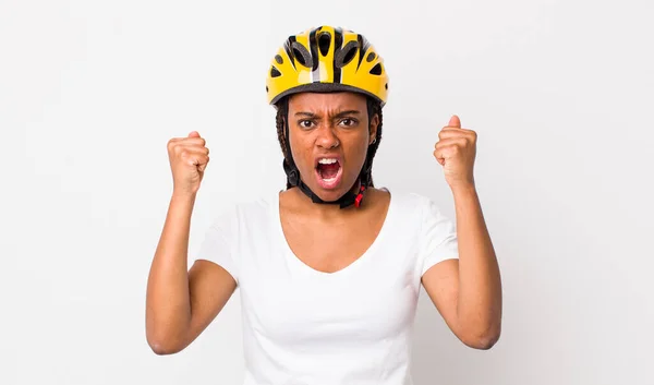 Pretty Afro Woman Braids Bike Helmet — Zdjęcie stockowe