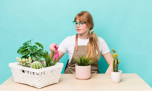 Mulher Bonita Cabeça Vermelha Conceito Jardinagem — Fotografia de Stock