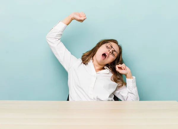 Young Pretty Businesswoman Sitting Table — Stockfoto