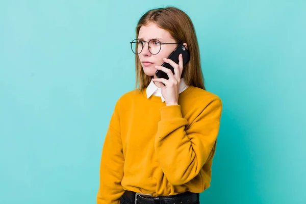 Young Adult Pretty Woman Phone Concept — Stockfoto