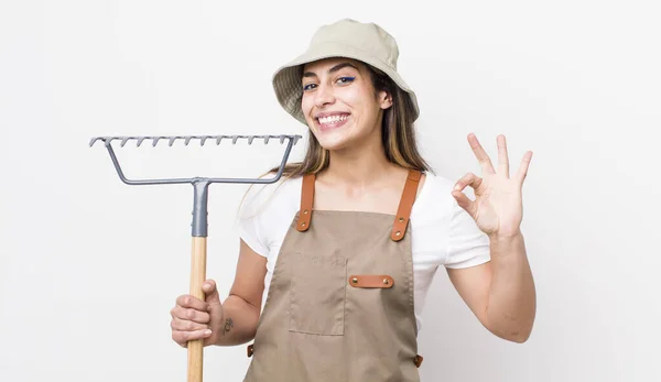 Mladá Dospělá Hezká Žena Farmář Konceptem Hrábě — Stock fotografie