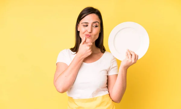 Young Adult Pretty Woman Home Chef Empty Plate — Fotografia de Stock