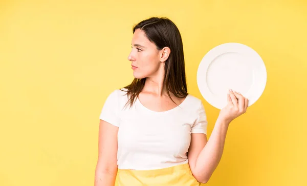 Young Adult Pretty Woman Home Chef Empty Plate — Stock Photo, Image