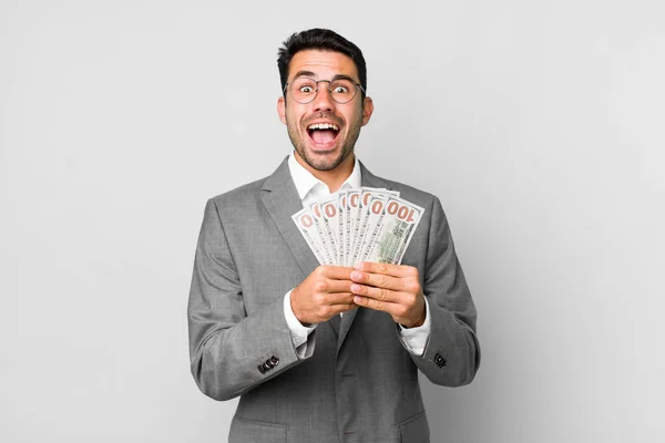 Jong Volwassen Knappe Latino Man Bedrijf Bankbiljetten Concept — Stockfoto