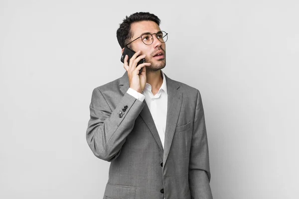 Jovem Adulto Bonito Hispânico Homem Conceito Negócios Com Telefone Móvel — Fotografia de Stock