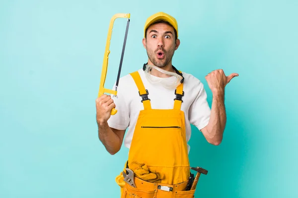 Homem Adulto Jovem Faz Tudo Com Conceito Serra — Fotografia de Stock