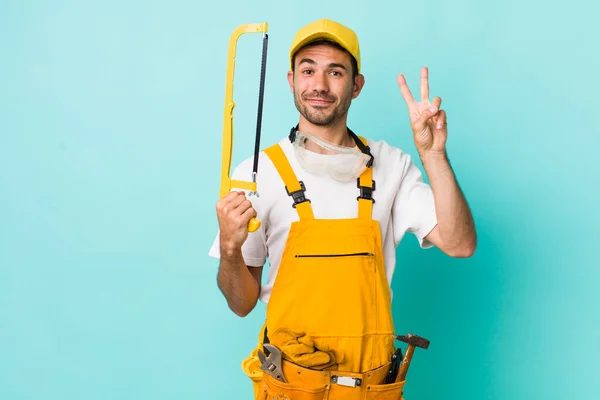 Jonge Volwassen Man Klusjesman Met Zaagconcept — Stockfoto